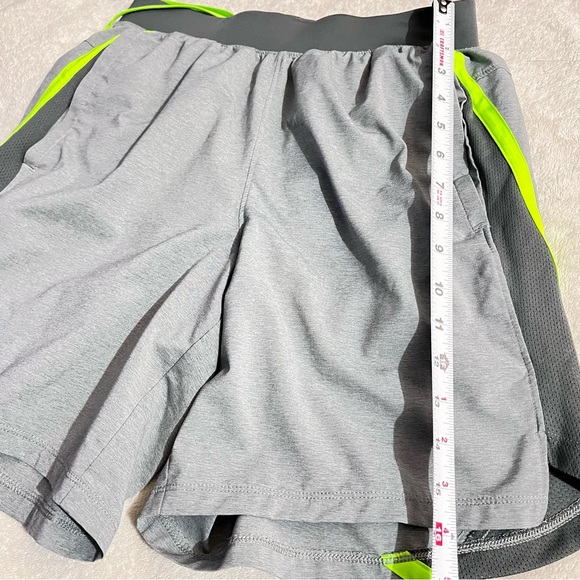 Under Armour short size Small : Box H: - Picture 5 of 9